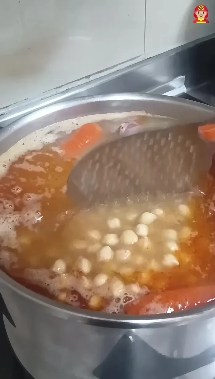 Una vez que el caldo esté cociendo, añadir los garbanzos y remover.