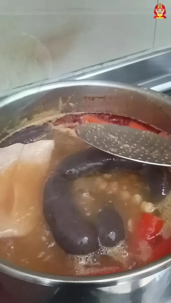 Retirar las carnes, verduras y morcillas cocidas y reservar en una fuente grande.