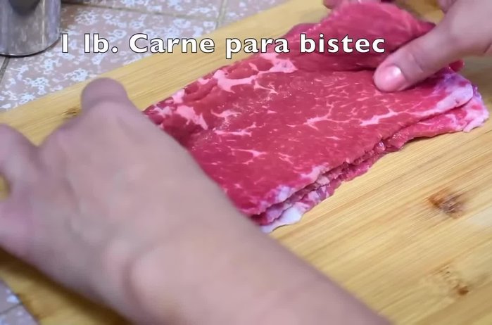 Cortar la carne de res en rajitas delgadas. (14.16)