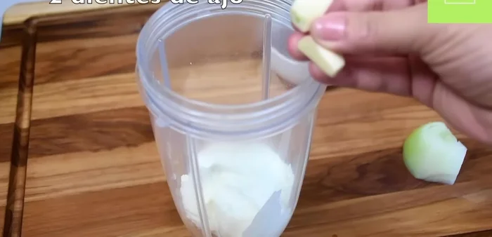 Preparar la salsa: Licuar crema de leche o yogur griego, ajo, cebolla, chile chipotle, salsa de chipotle, jugo de limón (sin semillas), cilantro y aceite de oliva. Agregar sal al gusto. (211.879)