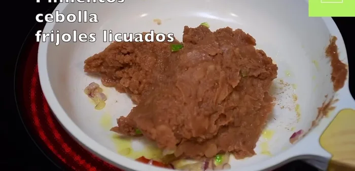 Freír los frijoles licuados con pimientos y cebolla. Dejar enfriar. (309.56)