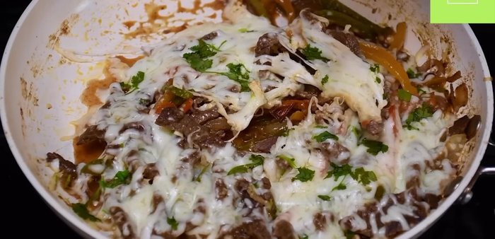 Servir las fajitas en tortillas de maíz con frijoles, fajitas, aguacate, y salsa al gusto. (335.72)