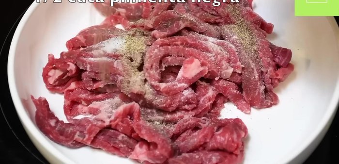 Marinar la carne con sal, pimienta, salsa inglesa, mostaza y chile en polvo (al gusto). Asegúrate de que esté bien mezclada. (30.92)