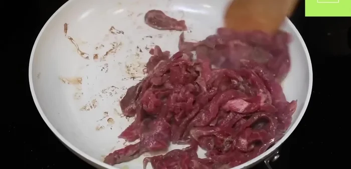 Sofreír la carne en una sartén grande con aceite de oliva hasta que esté sellada. (64.96)