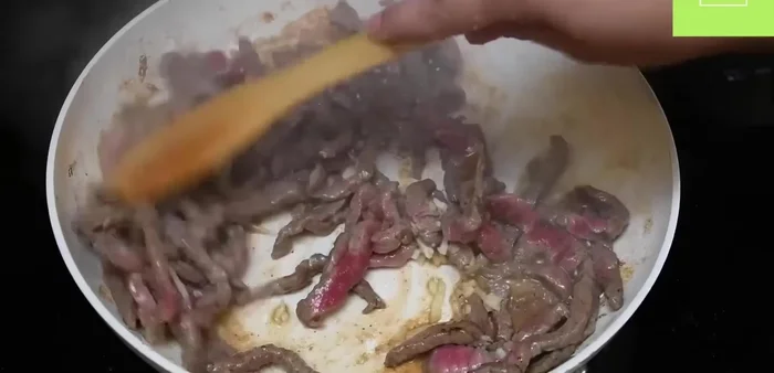 Agregar el ajo, luego el pimiento verde, rojo y naranja. Cocinar a fuego medio durante 1-2 minutos. (91.92)