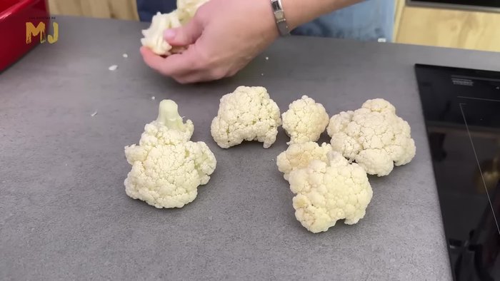 Quitar el tronco de la coliflor (se puede usar para caldo). Dejar la coliflor en arbolitos.