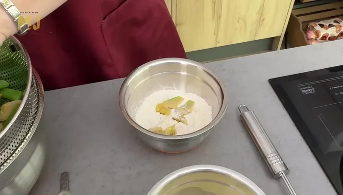 Escurrir las verduras y freírlas en tandas: pasar por harina, retirar el exceso y luego por huevo batido. Freír en abundante aceite caliente hasta que estén doradas. (92.96)