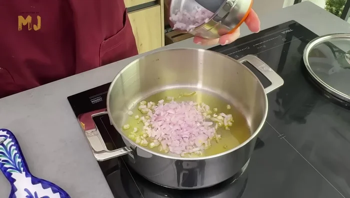 En una cacerola, sofreír media cebolla picada, una zanahoria picada y un poco de sal durante 10 minutos. (150.68)