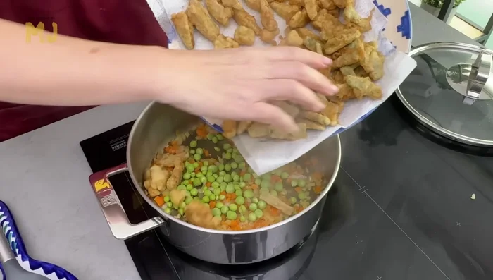 Añadir los guisantes (frescos o congelados), las verduras fritas, jamón ibérico picado y 300 ml de caldo de pollo. Cocinar 30 minutos a fuego medio-bajo. (165.879)
