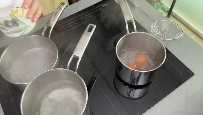Cocer los huevos durante 13 minutos. Reservar en agua con hielo.(42.559)