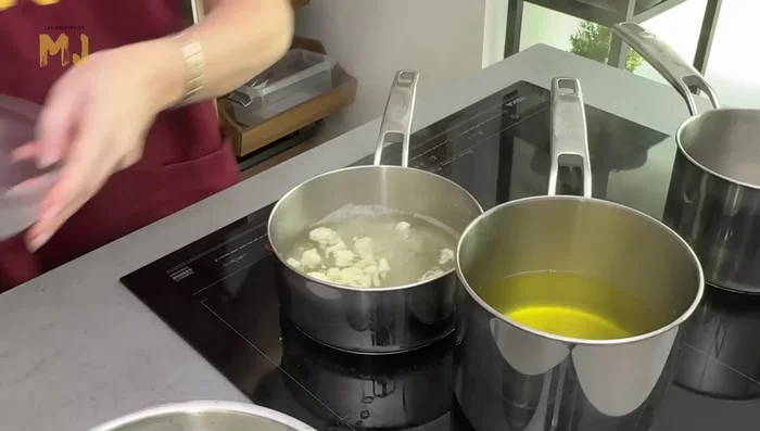 Cocinar las flores de coliflor 4 minutos en el agua de las judías. Reservar en agua con hielo. (83.04)