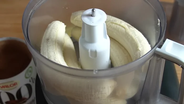 En una batidora, mezclar cuatro plátanos maduros, dos cucharadas de cacao, tres cucharadas de sémola de trigo, azúcar al gusto y dos sobres de azúcar de vainilla.