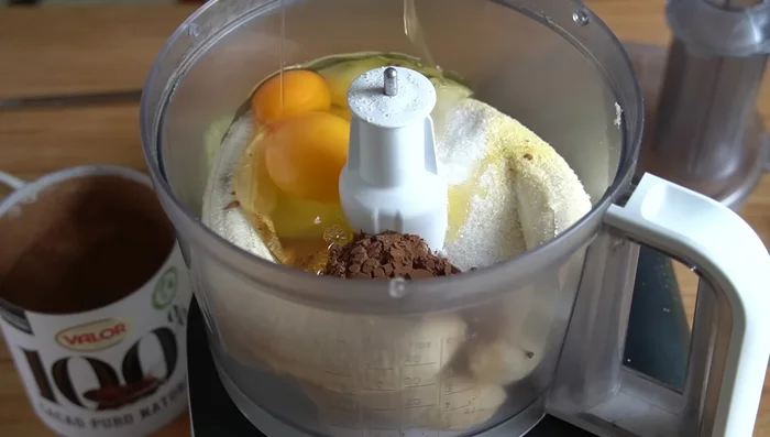 Añadir dos huevos y triturar todo hasta obtener una masa homogénea.