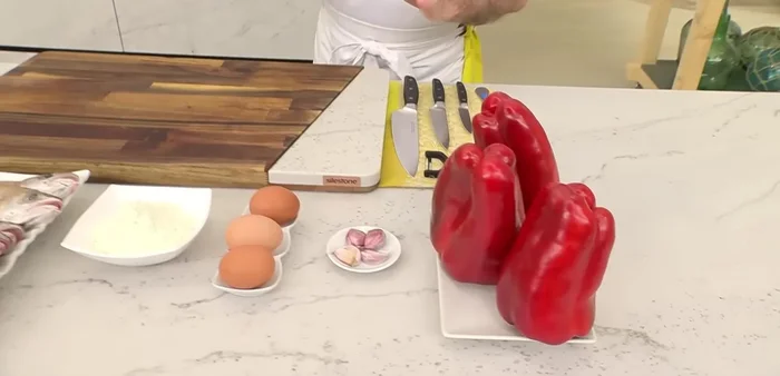 Pelar los pimientos rojos, cortarlos en tiras.