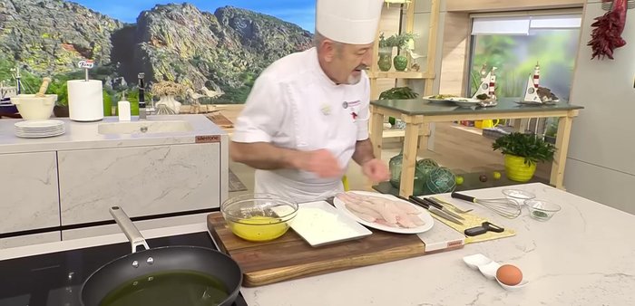 Pasar los filetes por harina, luego por huevo batido con sal y perejil.