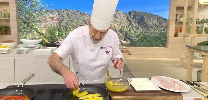 Freír los filetes de faneca hasta que estén dorados.