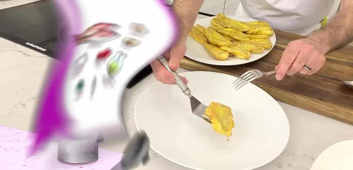 Servir la faneca rebozada con los pimientos confitados.