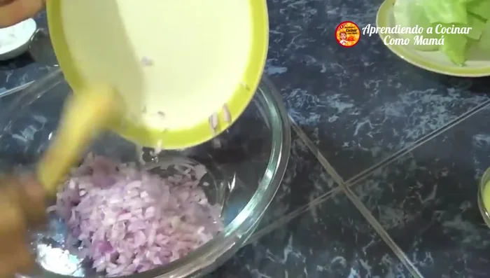 En un tazón, mezcla la cebolla picadita, el jugo de limón, una pizca de sal, unas gotitas de aceite de oliva y ají (opcional).