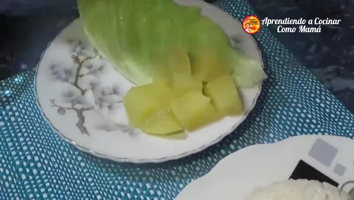 Sirve el atún sobre las papas sancochadas en rodajas. Decora con hojas de lechuga y un huevo sancochado (opcional).