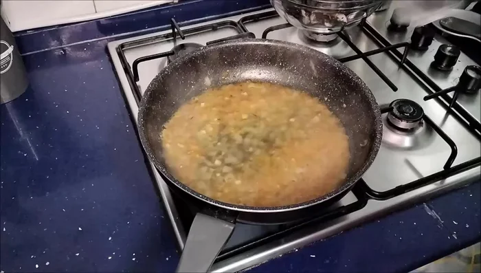 Agregar el agua y los mejillones. Remover.