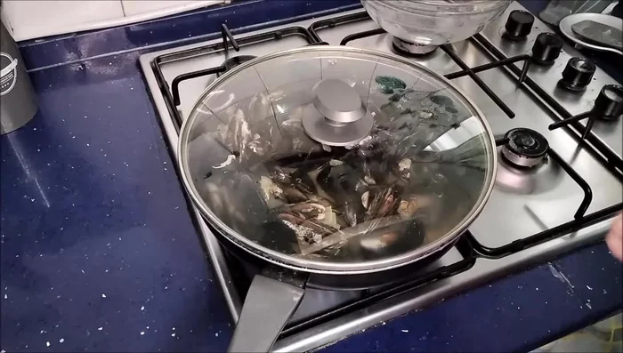 Tapar y esperar hasta que los mejillones se abran.
