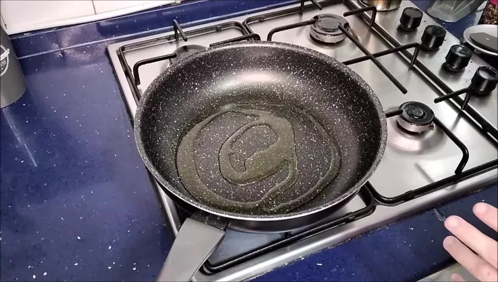 Poner un chorro de aceite de oliva en una sartén y sofreír la cebolla, el ajo y la pimienta negra molida.