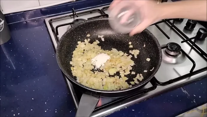 Añadir la harina y remover para que se tueste ligeramente, sin quemarse.