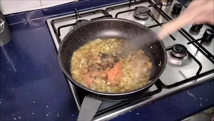 Incorporar el tomate rallado y el vino. Remover y dejar cocinar durante 2 minutos.