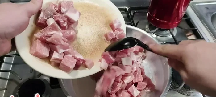 En una olla, agregar la carne y cubrirla con agua. Añadir hojas de laurel y una cucharadita de sal. Cocer hasta que la carne esté suave.