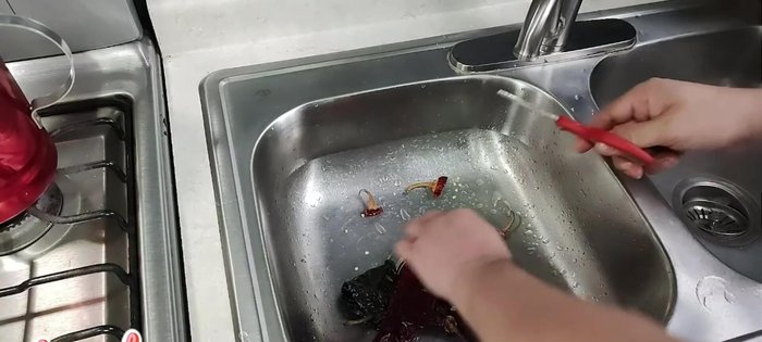 Lavar los chiles cascabel y ancho, quitándoles las semillas. Cocerlos en agua caliente hasta que estén suaves.