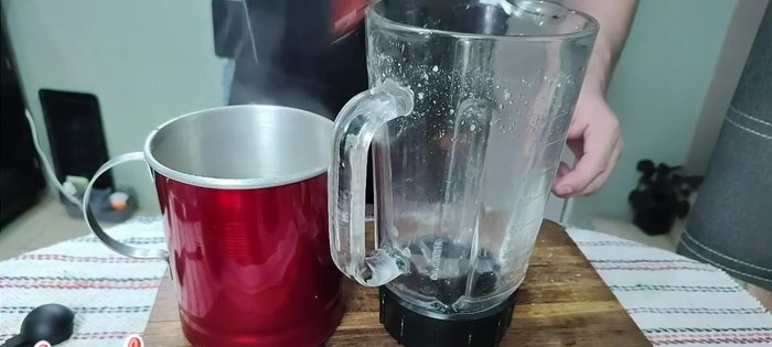Licuar los chiles cocidos junto con la pasta de especias, laurel y un poco de agua hasta obtener una mezcla homogénea.