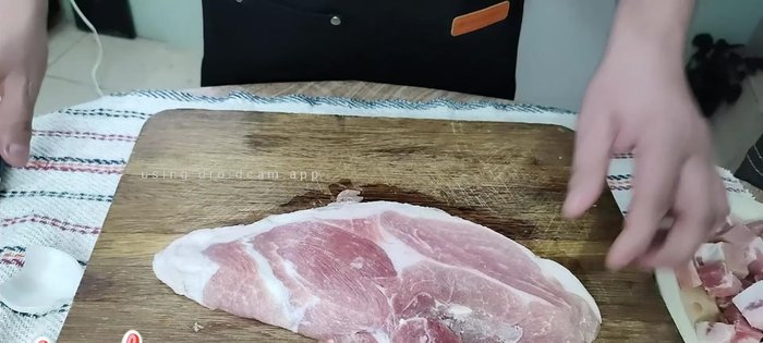 Cortar la pierna de puerco en cuadritos pequeños, retirando la grasa (la grasa se usará después).