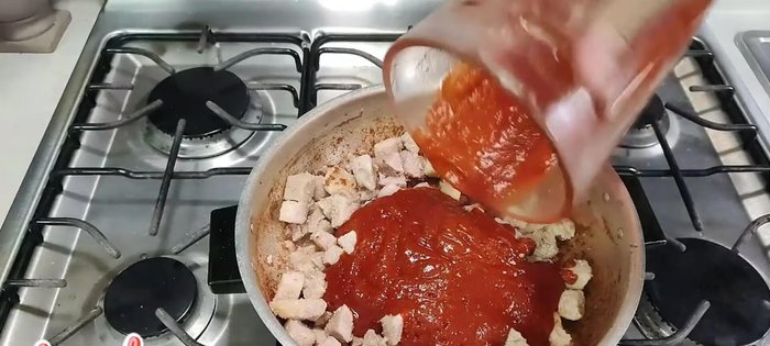 Agregar el adobo licuado a la carne dorada y mezclar bien. Dejar cocer hasta que la carne suelte toda su grasa.