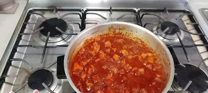 Rectificar la sal al gusto y servir caliente.