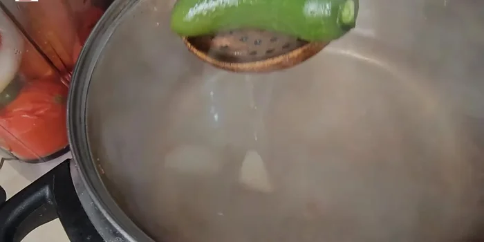 Añade pimienta y comino a la salsa.
