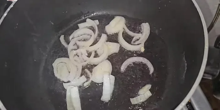 En una olla con aceite o manteca de cerdo, sofríe un poco de cebolla para darle más sabor a la salsa.