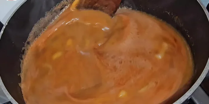 Agrega un poco de sal (con moderación, ya que el chicharrón suele ser salado). Mezcla bien.
