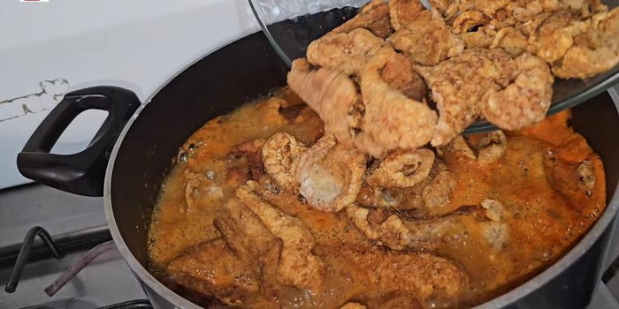 Cuando la salsa hierva, agrega el chicharrón. Asegúrate de que la salsa esté bien caldosa. Deja hervir a fuego lento de 20 a 30 minutos. Si se seca, agrega un poco de agua.