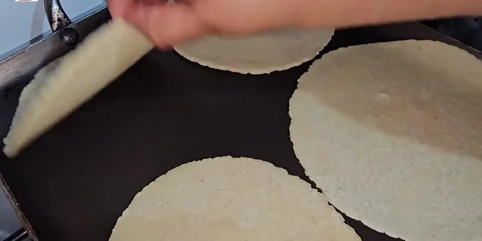 Una vez listos, sirve el chicharrón en salsa con tortillas recién hechas y frijoles refritos.