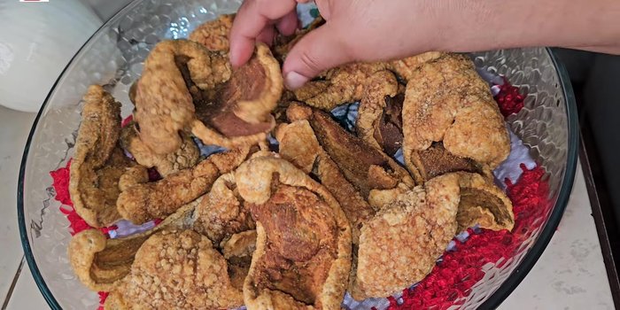 Mientras tanto, prepara el chicharrón de cerdo. Puedes usarlo entero o cortarlo en trozos más pequeños.