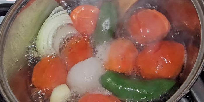 Una vez cocidos, lleva los jitomates y chiles a la licuadora. Licúa sin agregar agua hasta obtener una salsa homogénea.