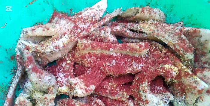 Sazonar las orejitas de cerdo con orégano fresco, sal, un poco de caldo de pollo y pimentón. Evitar usar mucho condimento.