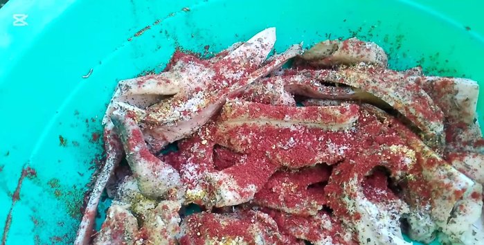 Llevar las orejitas sazonadas a una olla y hervirlas.