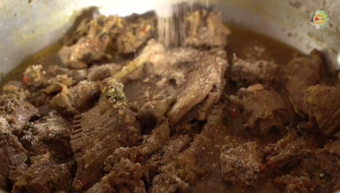 Agregar pan rallado al cabrito sudado.