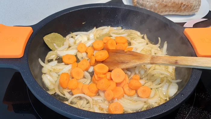 Incorporar las zanahorias (cortadas en rodajas) y cocinar por 2-3 minutos.