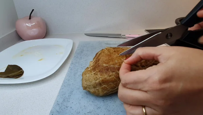 Retirar las cuerdas del solomillo con tijeras y cortarlo en rodajas finas.