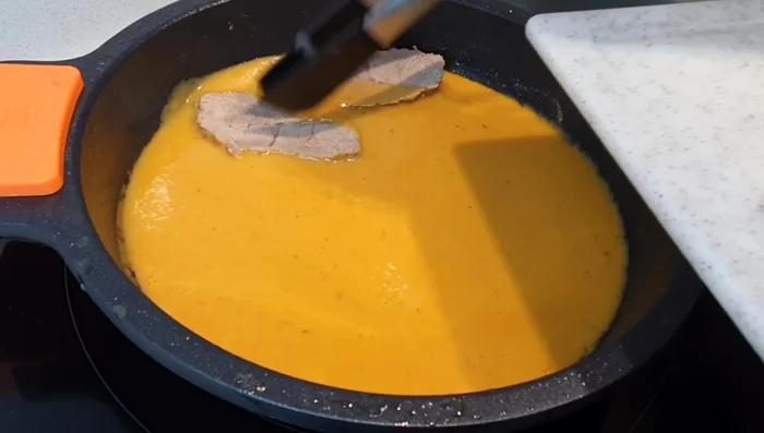 Agregar las rodajas de ternera a la salsa y cocinar por 2 minutos a fuego medio.