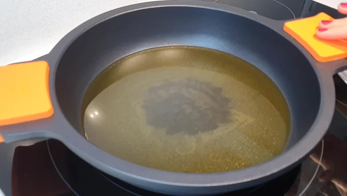 Calentar aceite de oliva en una cazuela a fuego alto y marcar el solomillo por todos lados. Retirarlo.