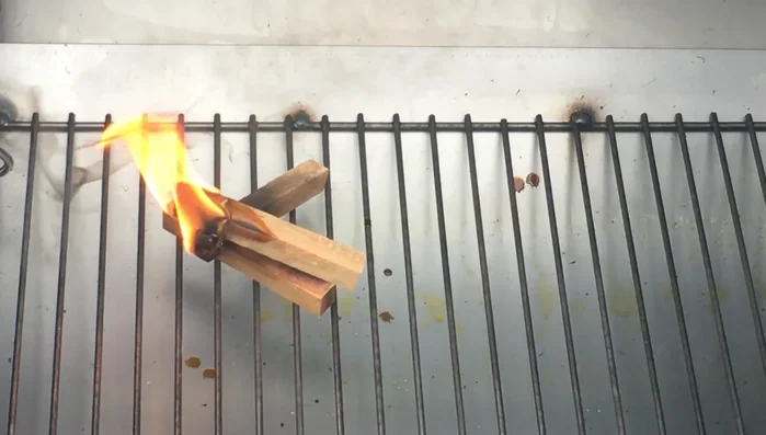 Prepara la parrilla: Enciende el carbón vegetal con un iniciador de fuego y 3 palitos de leña (170.3)