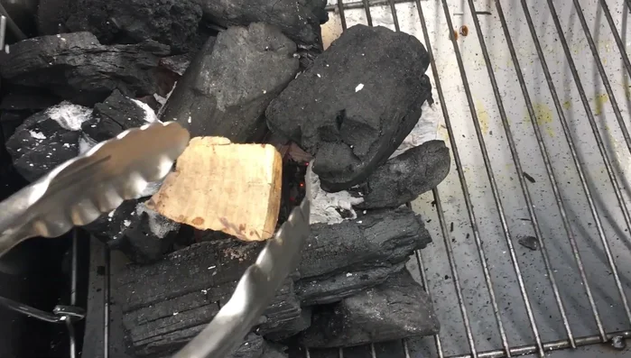 Ajusta la parrilla: Una vez que el carbón esté encendido, coloca las papas en fuego directo (un poco alejado de la braza) para asar (296.07).